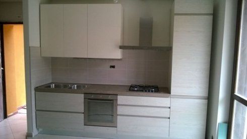 cucina bianca con cappa