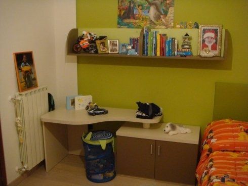 camera con scrivania e mensola in legno