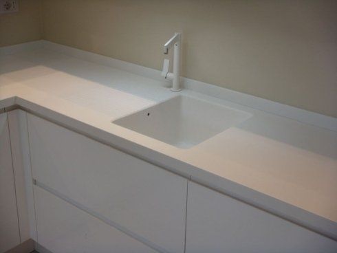 cucina con lavello bianco