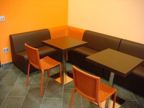 divano e tavoli da bar color caffè