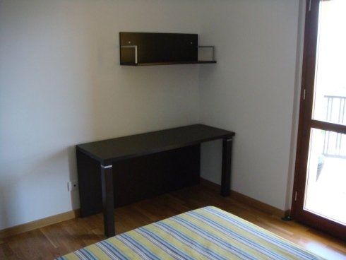 cameretta con scrivania scura