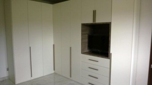armadio con spazio per tv