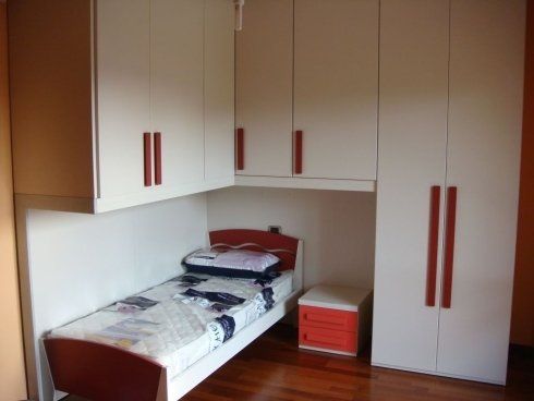 cameretta con mobili bianchi e rossi