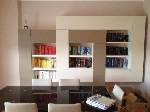 soggiorno con libreria