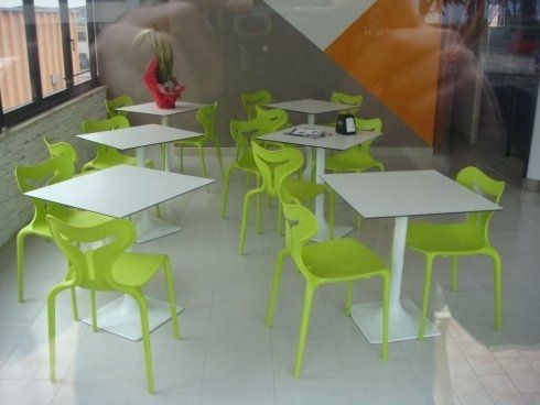 tavoli bianchi con sedie verdi