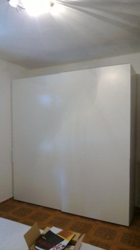 armadio con ante scorrevoli in legno