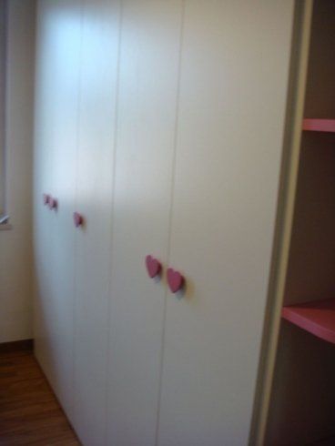 armadio bianco con pomelli