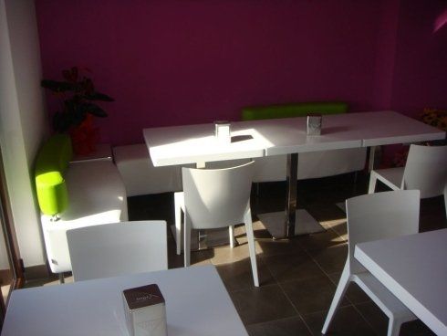 bar con tavoli e sedie bianche