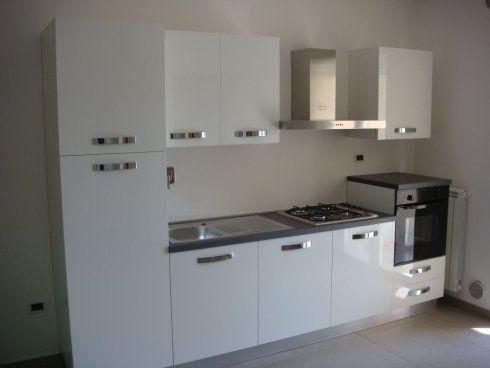 cucina con mobili bianchi laccati