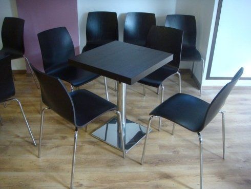 tavolo in acciaio e legno scuro