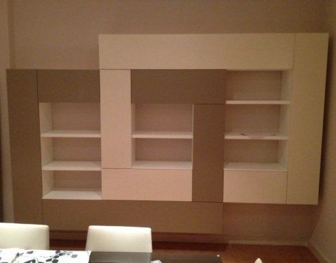 sala con libreria e mobile tv