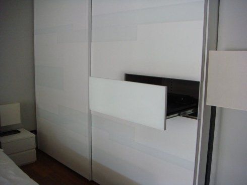 armadio con cassetti in legno