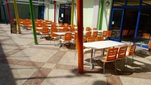 veranda con tavoli e sedie