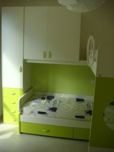 cameretta con letto contenitore e cassetti verdi