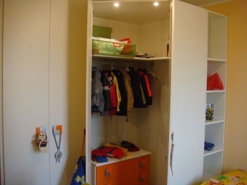 cameretta con armadio e cassettiera