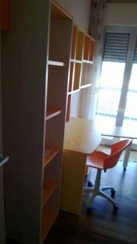 scrivania con libreria in una cameretta