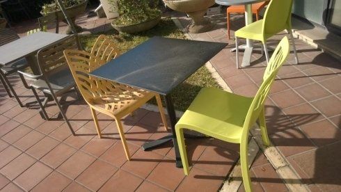 sedie in plastica colorata da esterni