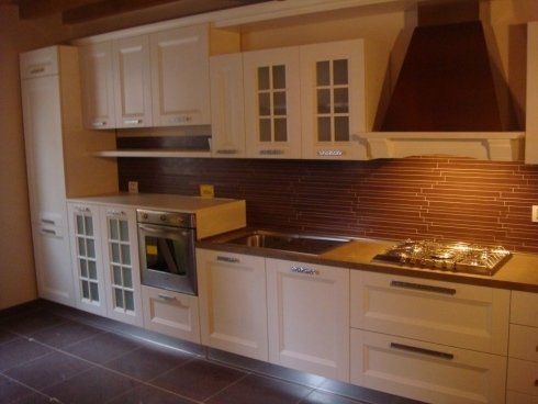 cucina con mensole e vetrine