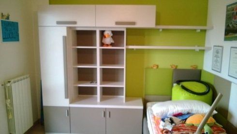 cameretta con libreria e mensole