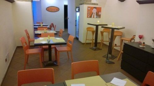 locale con tavoli apparecchiati