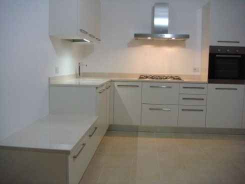 cucina bianca con cappa in metallo