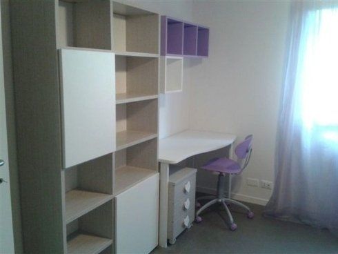 libreria in legno con scrivania connessa