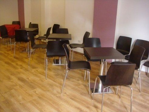 tavoli e sedie da bar in legno e acciaio