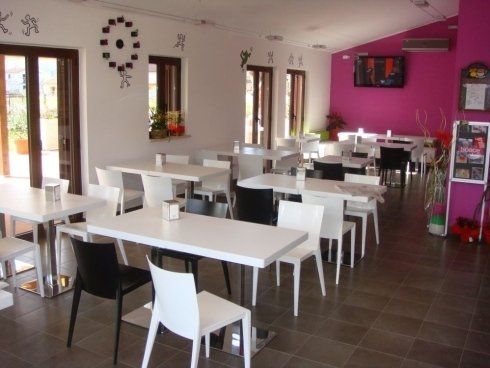 locale con tavoli rettangolari bianchi