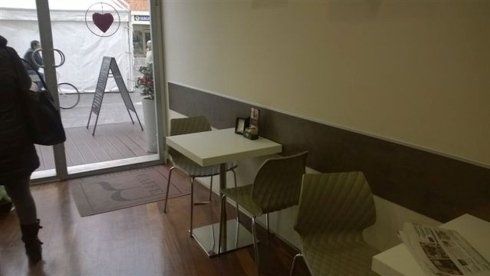 bar con tavoli quadrati bianchi