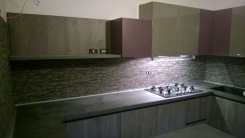 cucina angolare con piastrelle in finta pietra
