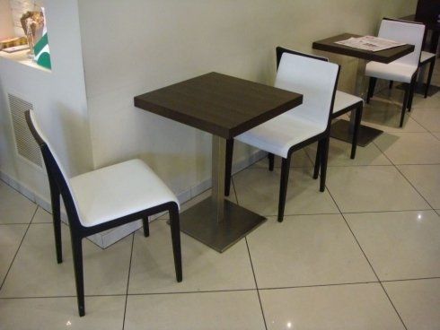 bar con tavoli quadrati e sedie bianche e nere