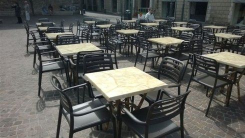 tavoli quadrati in legno con sedie da esterno