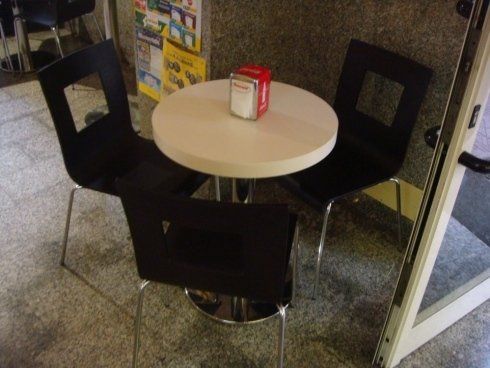 tavolo tondo in un bar