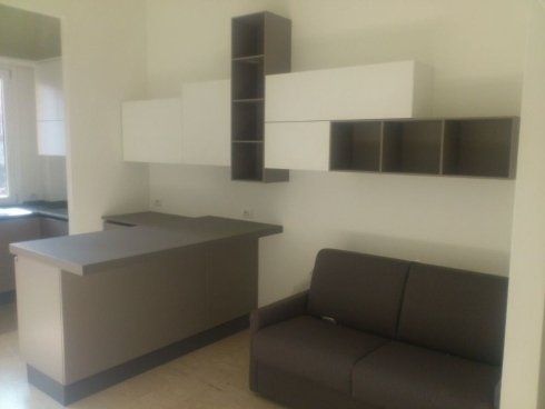 cucina con divano e scaffali