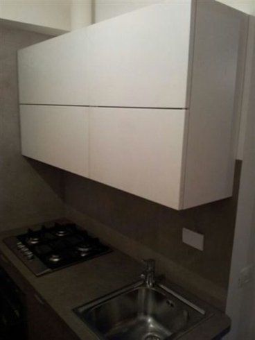 cucina con mobili bianchi