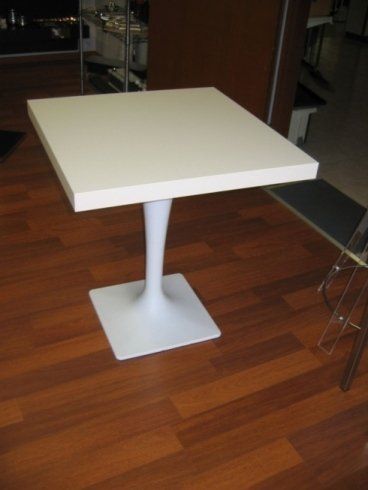 tavolo bianco in plastica