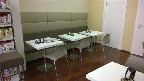 bar con tavoli bianchi e sedie grigie