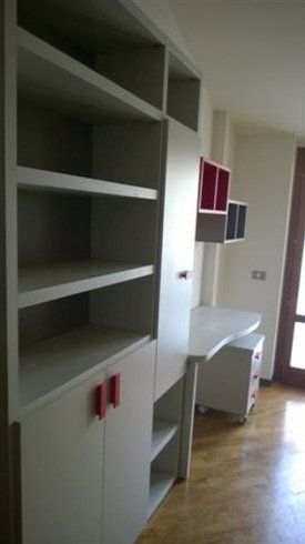 cameretta con scrivania e libreria