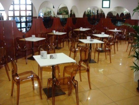bar con sedie in plastica trasparente