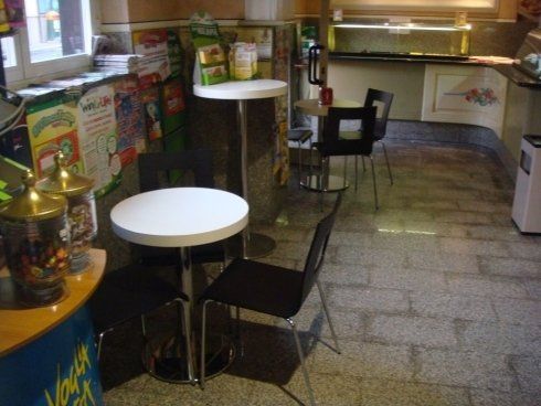 tavoli circolari in acciaio e legno bianco