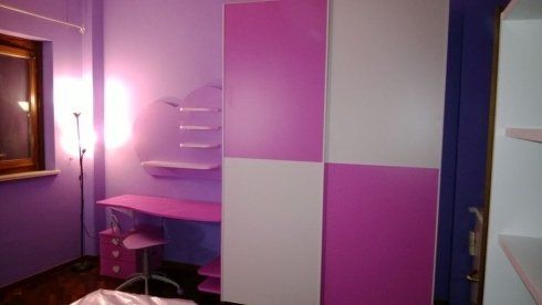 cameretta per ragazze con scrivania