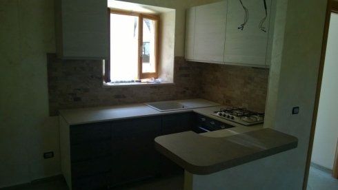 cucina con penisola in legno