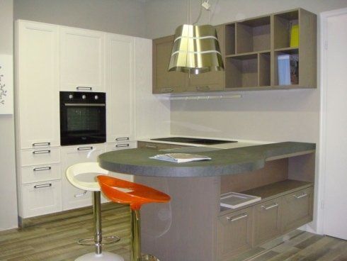 cucina con penisola e sgabelli