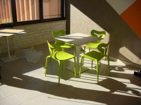 tavolo quadrato bianco con sedie verde acido