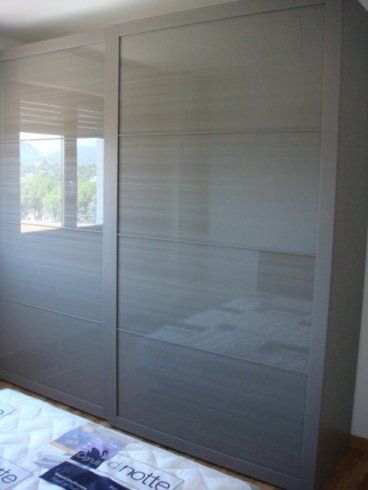 armadio con ante a vetro