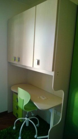 scrivania con sedia verde