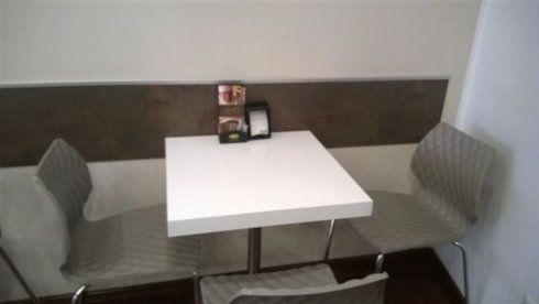 tavolo quadrato con sedie grigie