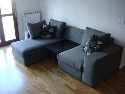 divano grigio con chaise lounge