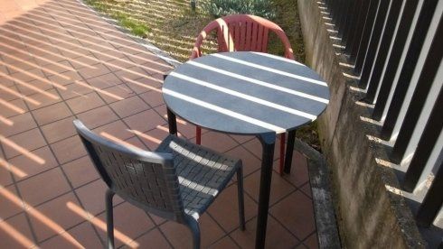 tavolo rotondo con sedie da esterno