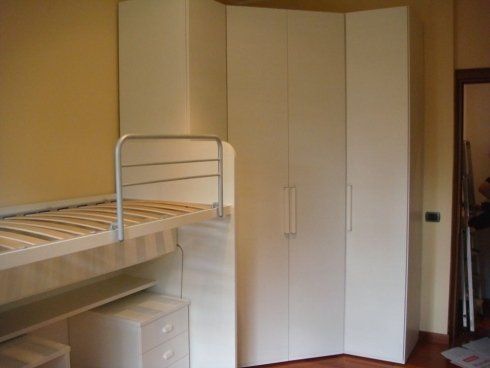 cameretta con letto a soppalco